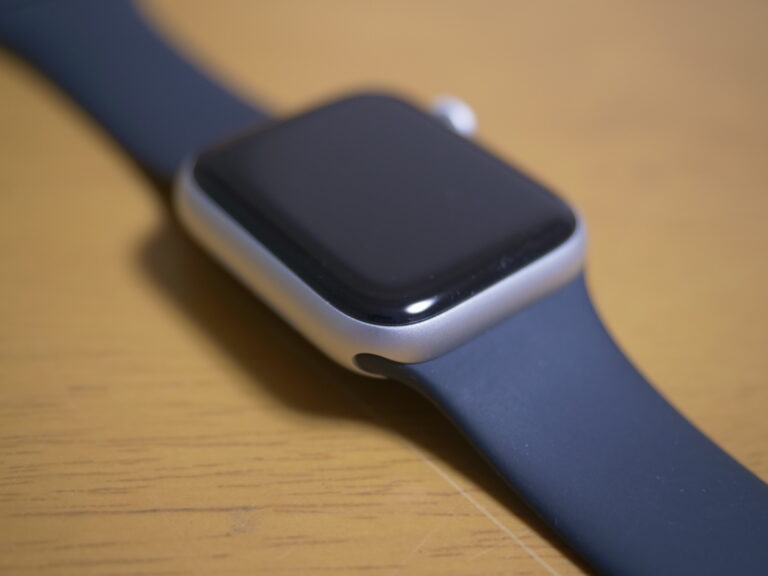 Apple Watch SE 40mm シルバーアルミニウムモデル ブラックバンドとの相性はどうか | Focus of Life